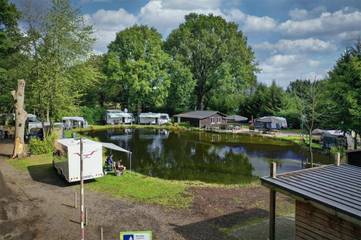 Gîte pour 2 personnes, avec terrasse et vue sur le lac ainsi que vue et jardin à Veldhoven