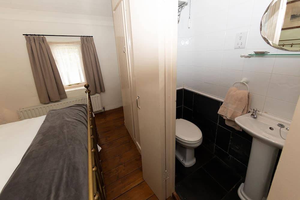 Charming cottage with a hot tub and deck overlooking a stream. Amazing kitchen! in County Kerry