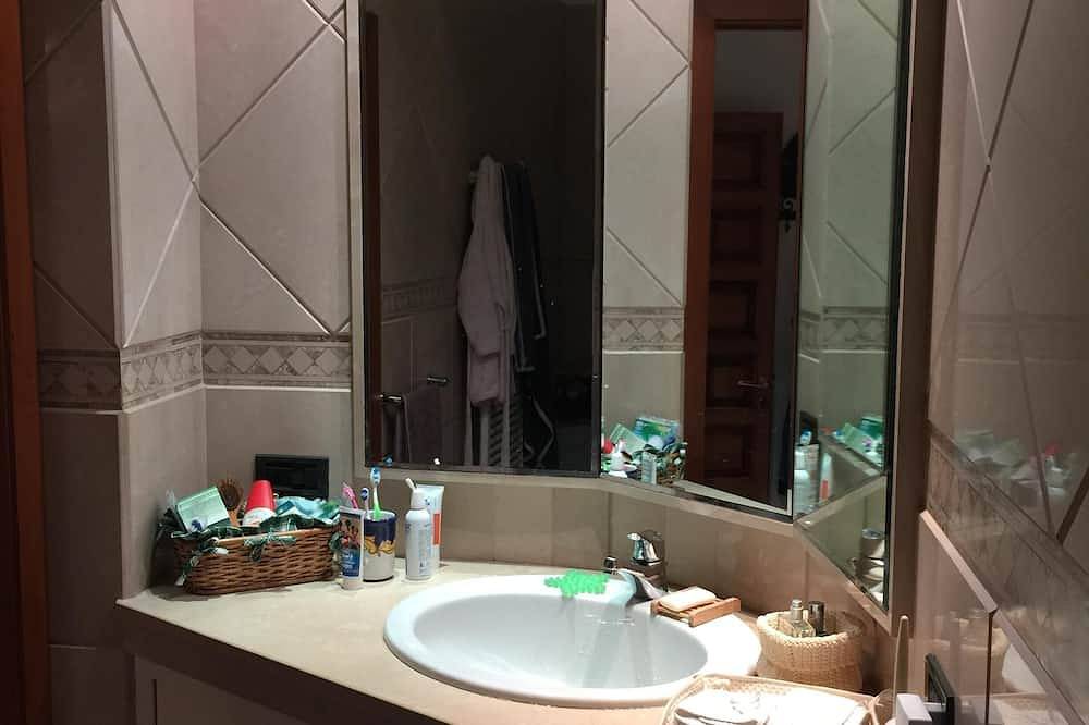 Entire apartment, Your home in the heart of bari near beach old town and station in Bari, Bari Province