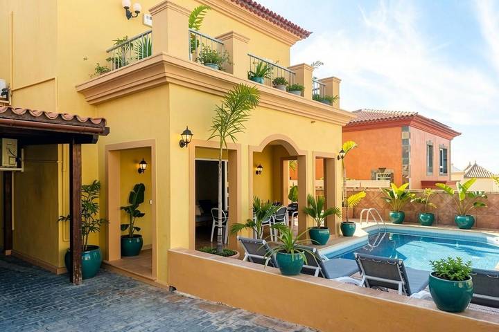 Chalet para 10 personas, con Terraza además de Jardín y Piscina en Chayofa