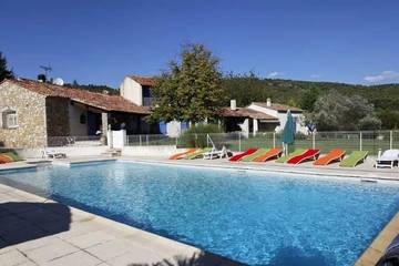 Gîte pour 6 personnes, avec jardin et piscine à Villecroze