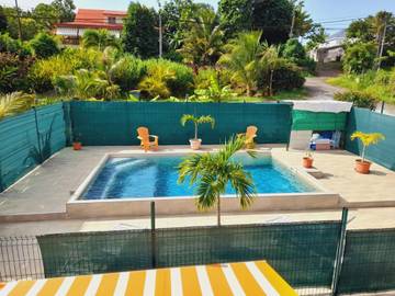 Gîte pour 2 personnes, avec terrasse et piscine à Petit-Bourg