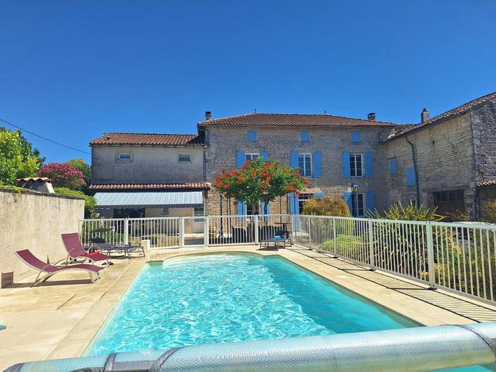 Location de vacances pour 7 personnes, avec Terrasse et Jardin ainsi que Piscine et Vue à Fontaine-Chalendray