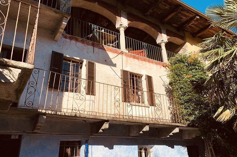Lake Orta: Beautiful & cozy old village house with large loggia & garden in Artò (Madonna del Sasso), Madonna del Sasso