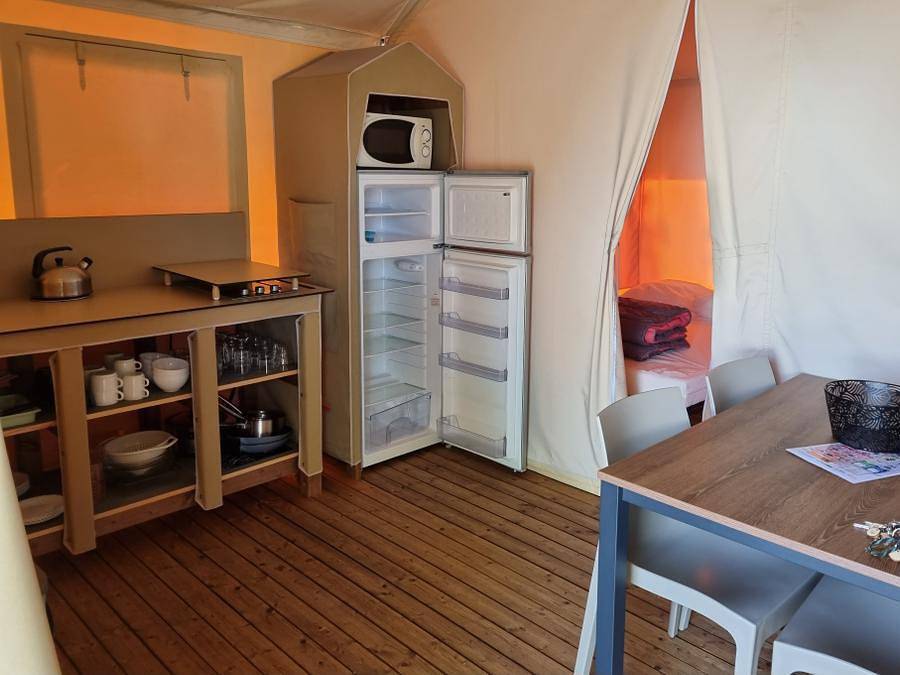 Camping Les Ecureuils - Tienda de lona y madera 4 personas - Tienda de campaña 2 dormitorios con terraza de madera 26m². in Saint-Hilaire-de-Riez, Vandea