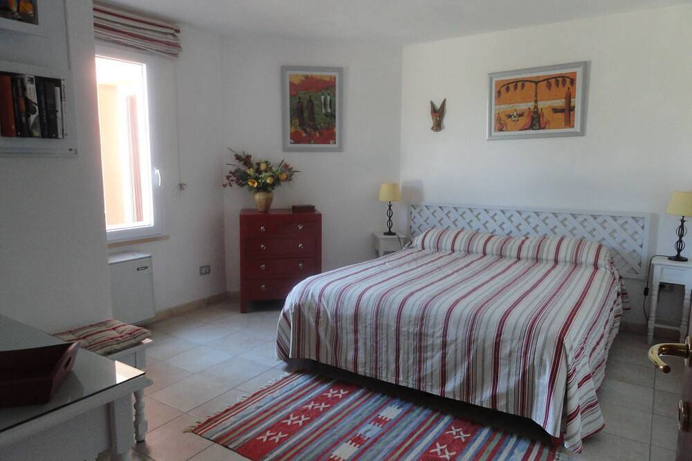 Casadellameridiana: Family villa in an ancient olive grove with views and pool in San Giovanni (Sassari), Sassari