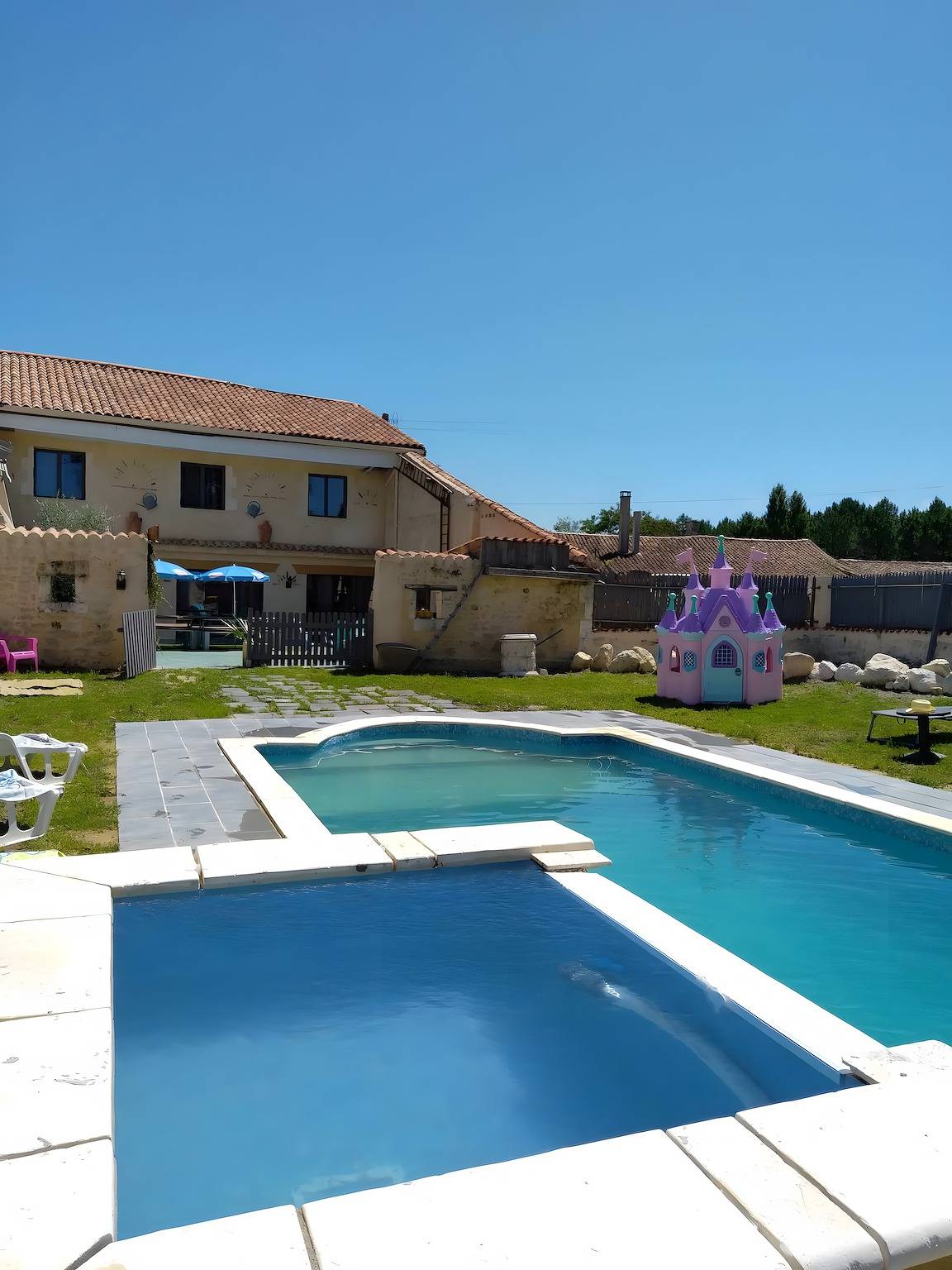 Maison de petit vendangeur avec vue sur lac, piscine privée et Wi-Fi in Guizengeard, Charente
