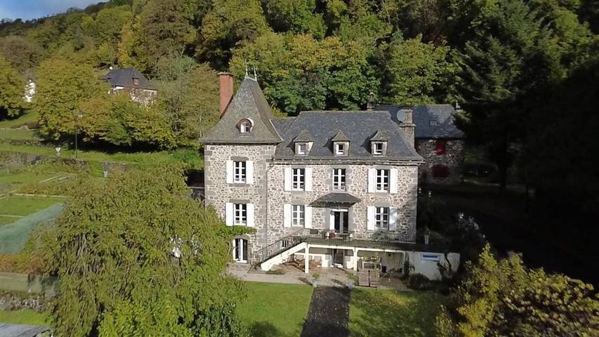 Chambre d’hôte pour 5 personnes, avec vue ainsi que jardin et terrasse dans le Cantal