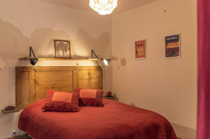 Ganze Wohnung, Renovated Provencal studio, in the heart of the village of Eyragues, beautiful flower-filled courtyard in Eyragues, Arles und Umgebung