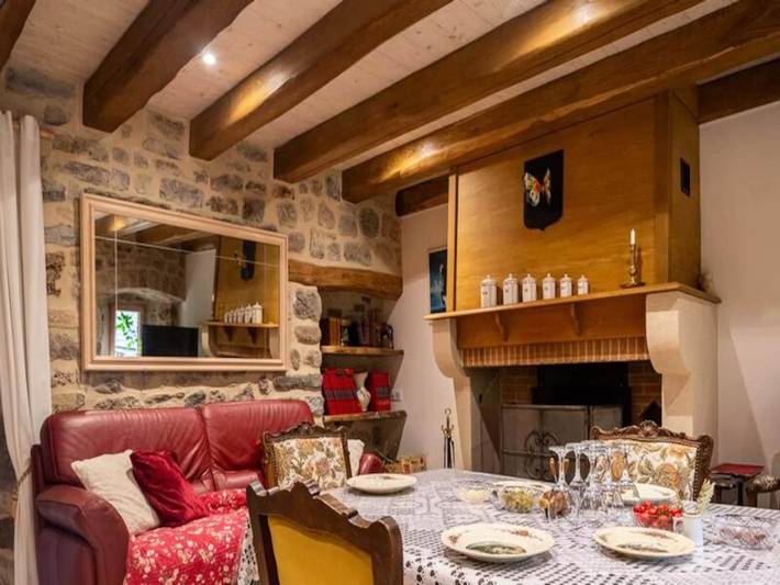 Gîte pour 6 personnes, avec jardin ainsi que terrasse et piscine, adapté aux familles à Saint-Étienne-du-Valdonnez - 2