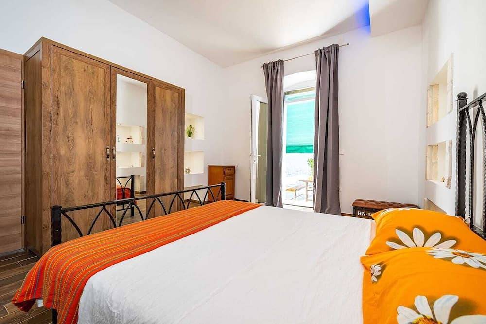 Holiday House with Private Terrace. High speed Wi-Fi Internet. in Maslenica, Zadar