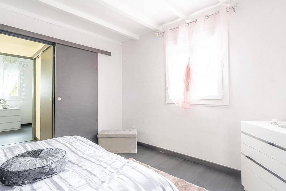 Spacious villa 200 metres from the river Orb in Cessenon-sur-Orb, Béziers region