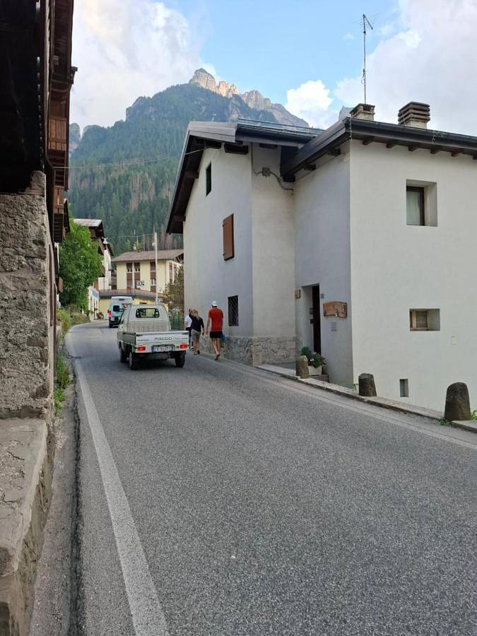Appartamento per 7 persone, con terrazza e panorama nonché vista lago, con animali domestici in Alleghe
