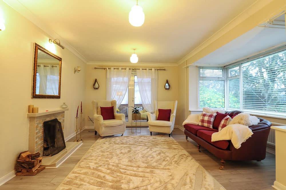 Crown Farm, pet friendly, character holiday cottage in Upwell in Cambridgeshire