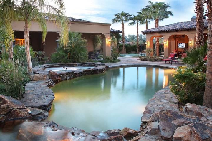 Vacation rental for 16 people, with yard and hot tub in Riverside County