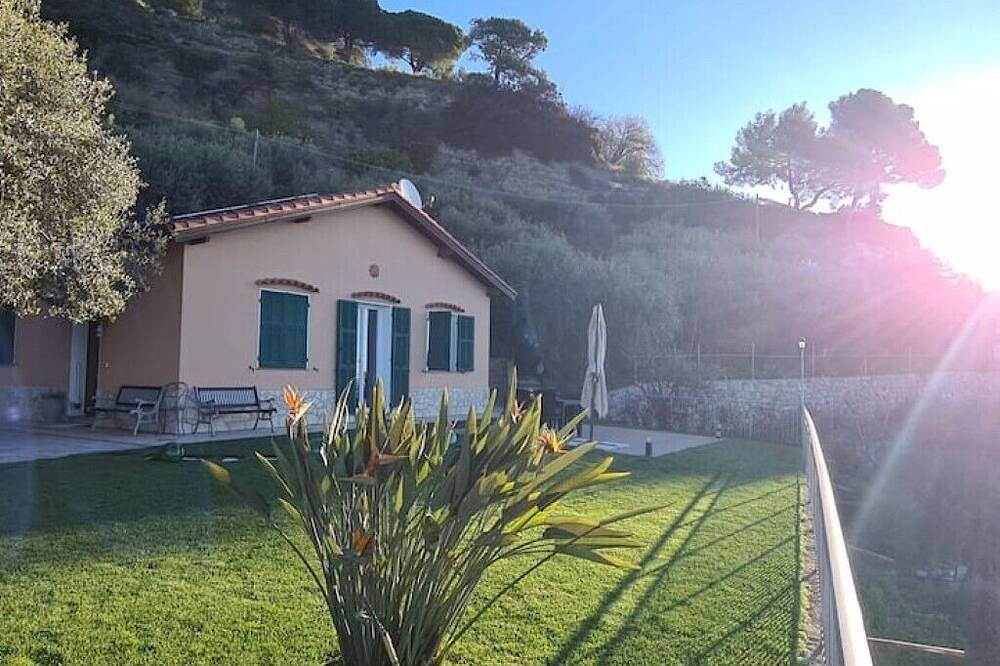 A place of peace and privacy, facing the sea and among centuries-old olive trees in Ventimiglia, Ligurische Küste