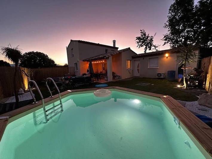 Location de vacances pour 8 personnes, avec Terrasse ainsi que Jardin et Piscine à Chandolas