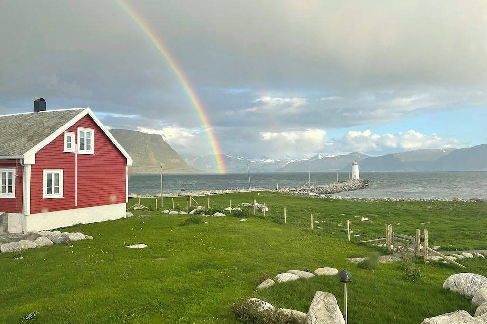 Historisches Leuchtturmwärterhaus beim Leuchtturm Høgstein in Giske, Nördliches Fjordnorwegen