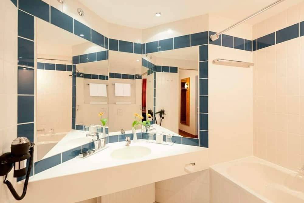 Doppelzimmer Standard, Badewanne - Dorint Hotel Dresden in Altstadt (Dresden), Dresden