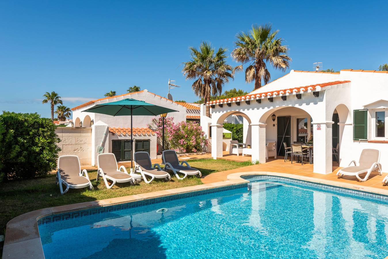 Villas Begonias (Azalea) in Cap d'Artrutx, Ciutadella