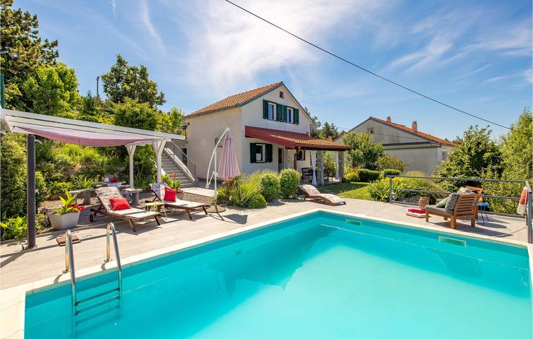 Charmante 2-Zimmer-Wohnung mit Meerblick, Pool und 2,5 km Entfernung zum Strand in Kvarner Festland