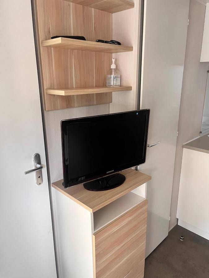 Location de vacances pour 6 personnes, avec jacuzzi et piscine ainsi que jardin et bassin pour enfant à Nans-les-Pins - 3