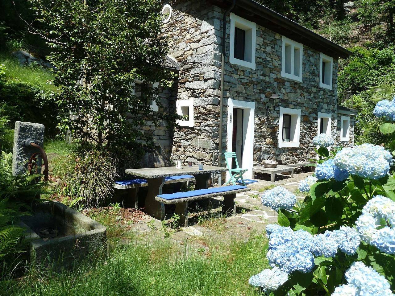 Typisches Rustico am Dorfrand idyllisch an Wald angrenzend in Brissago, Tessiner Alpen