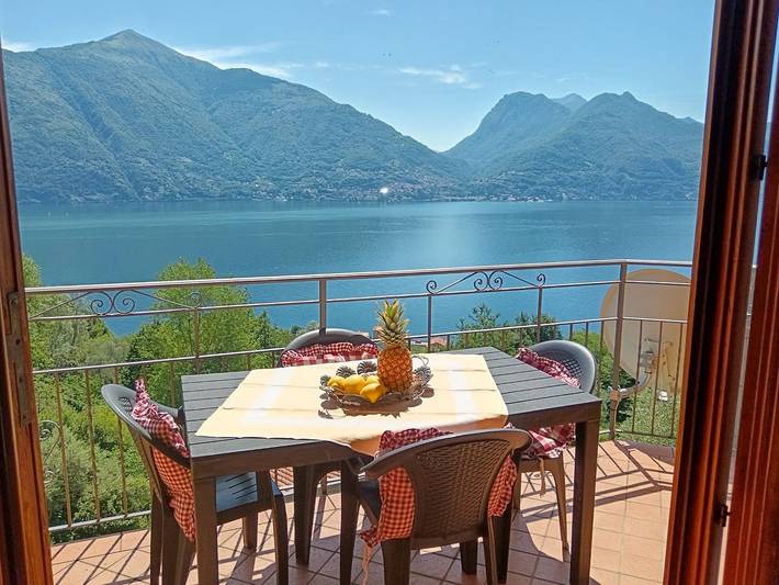 Ferienwohnung für 4 Personen, mit Balkon und Garten sowie Seeblick und Ausblick in Comune di San Siro