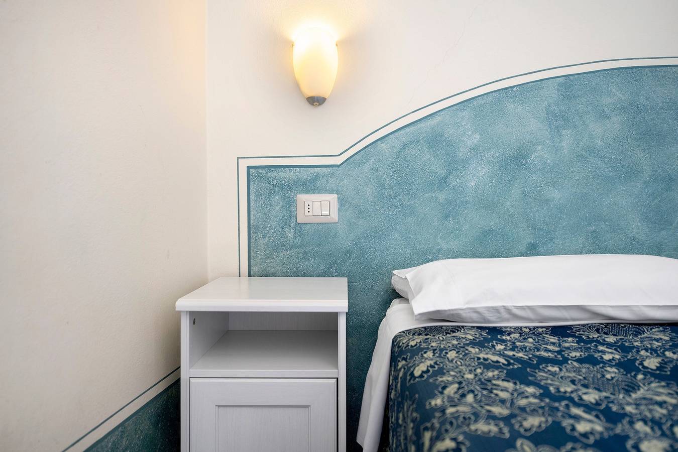 Chambre d’hôtes « Giardini Di Corte - Standard » avec vue sur le lac, Wi-Fi et climatisation in Maderno, Toscolano-Maderno