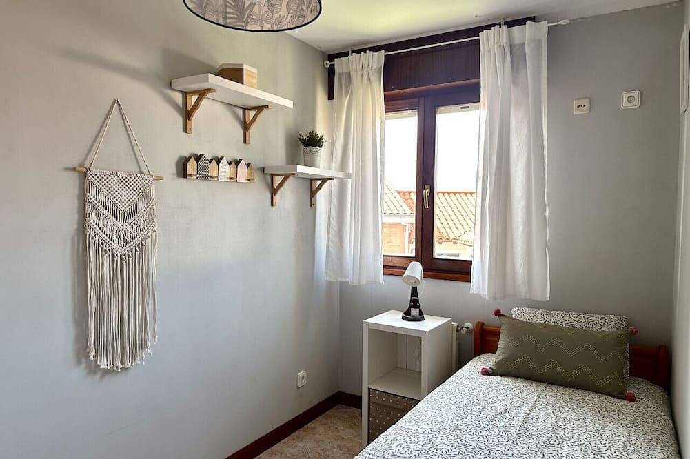 Apartamento entero, Beautiful and cozy apartment close to city center with a living room and bed room in Meruelo, Costa de Cantabria