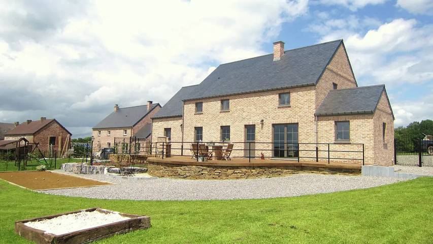 Location de vacances pour 9 personnes, avec jardin à Doische