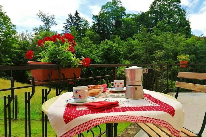 Casa vacanza per 6 persone, con Balcone e Terrazza nonché Giardino e Panorama a Bedonia