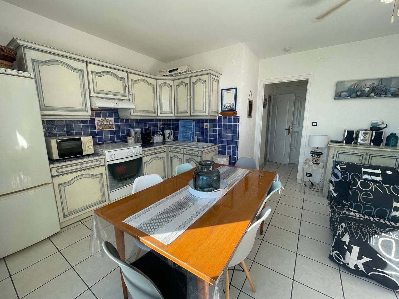 Entire apartment, Saint-Cyprien: 2-room apartment, sleeps 5, balcony, parking, near beach in Saint-Cyprien-Plage, Saint-Cyprien