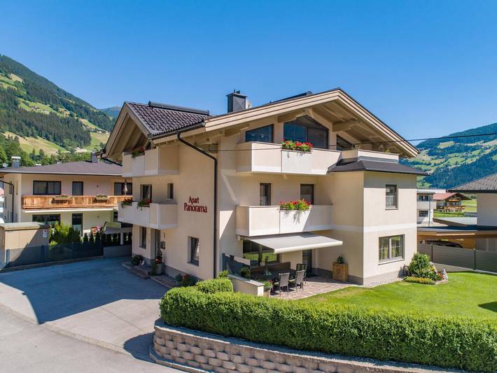 Ferienwohnung für 4 Personen, mit Garten und Balkon in Schwendau