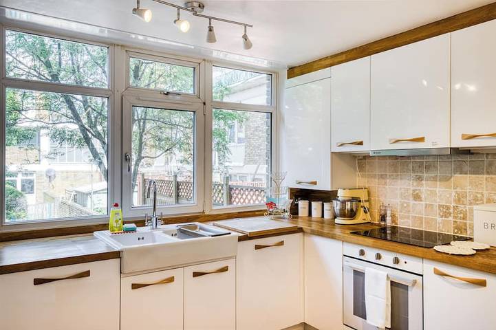 Holiday rental for 8 people, with garden and pool in London