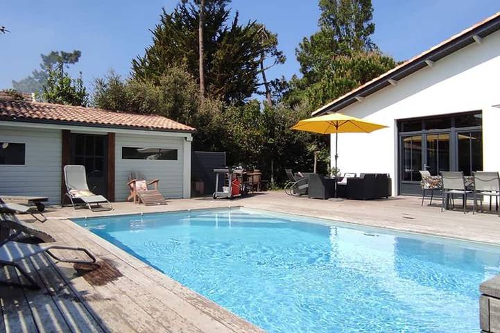 Location de vacances pour 12 personnes, avec Terrasse et Jardin dans Office De Tourisme De Ronce Les Bains