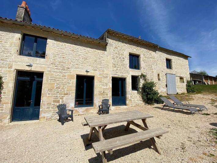 Location de vacances pour 6 personnes, avec Terrasse et Jardin ainsi que Piscine et Vue à Échiré