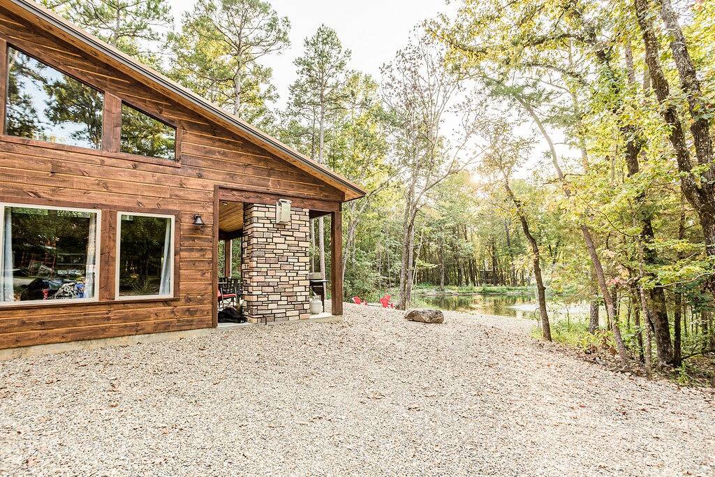 Calvert's Copper Cabin, Cozy cabin! Hot tub, Free Firewood, Fireplace! in Broken Bow, Broken Bow Lake