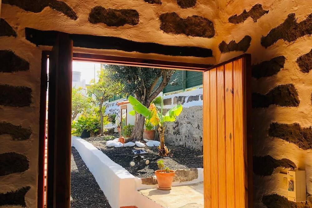 Cabaña en zona tranquila con bonitas vistas, acogedor estilo y cuidado jardín. in Lomo Blanco, Moya