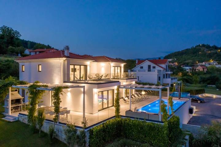Villa pour 10 personnes, avec piscine et sauna ainsi que jacuzzi et jardin à Sinj - 4