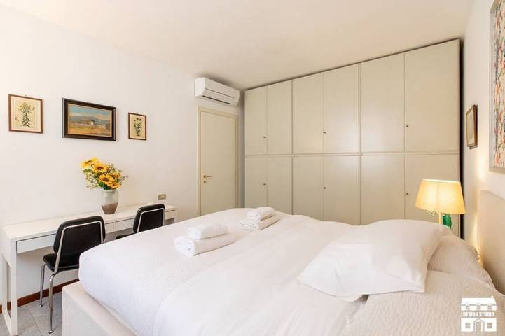 Apartamento entero, Are you looking for a unique holiday home that offers a breathtaking view of Lake Como? Look no further than this gorgeous condo located right on the beach! With all the facilities needed for a comfortable stay, including air conditioning, wifi, indoor p in Bellano, Alpes de Orobie Occidental