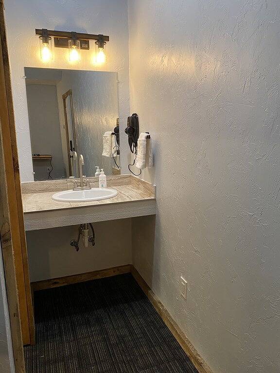 Ganze Wohnung, Ohiopyle Trailside Hotel Room1 Queen Bed Sleeps 2 minutes to Fallingwater in Ohiopyle, Pennsylvania