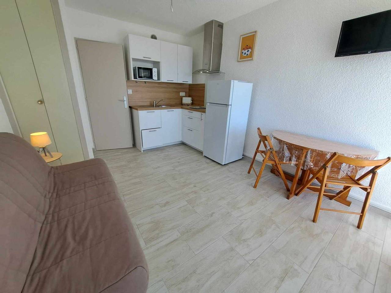 Entire studio, Beachfront Renovated Apartment with Private Parking and Terrace in Marseillan-Plage, Marseillan