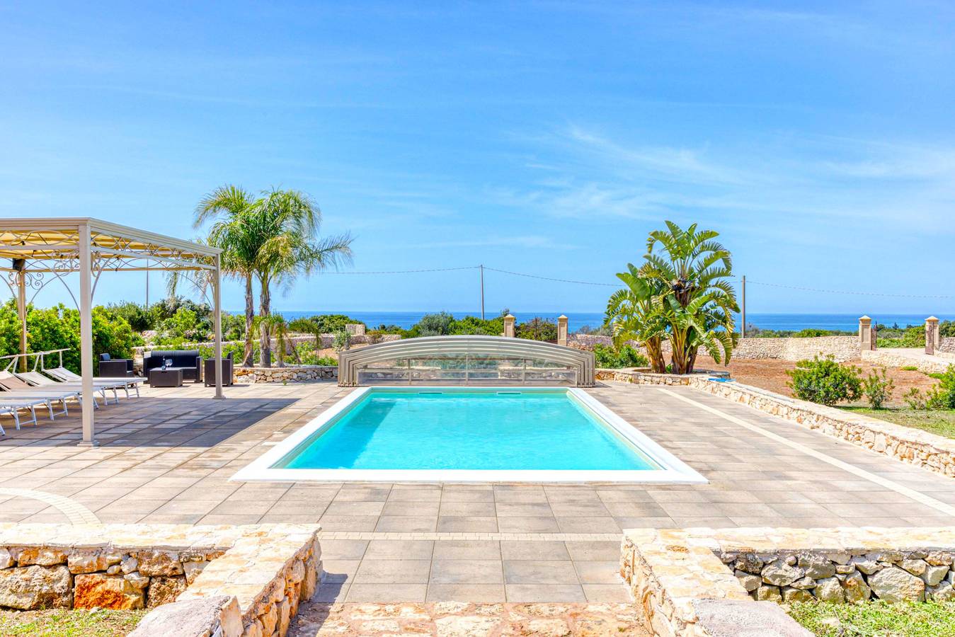 Large villa (2 apt) with pool & rooftop jacuzzi in Salve, Golfo de Tarento