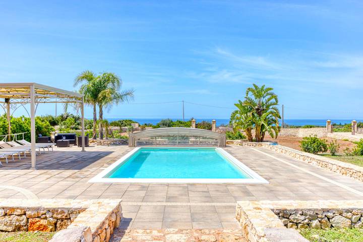 Large villa (2 apt) with pool & rooftop jacuzzi in Salve, Gulf of Taranto