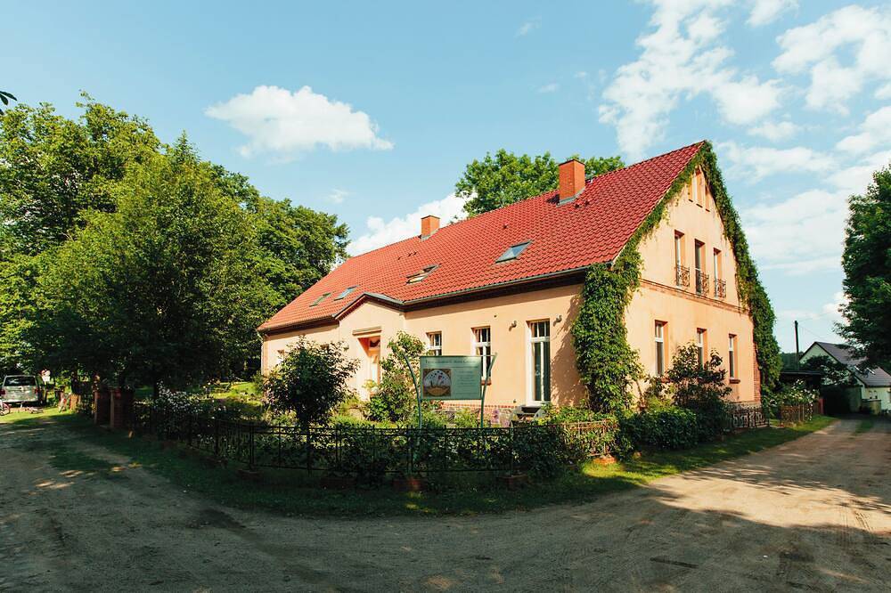 Ganze Wohnung, Wohnung 1 · Stille – Ruhige Ferienwohnung mit Kamin im gräflichen Forsthaus in Temmen-Ringenwalde, Barnimerland Region