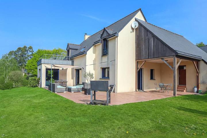 Maison d’hôte pour 10 personnes, avec Balcon et Terrasse ainsi que Jardin et Vue dans Plan D Eau De La Cantache