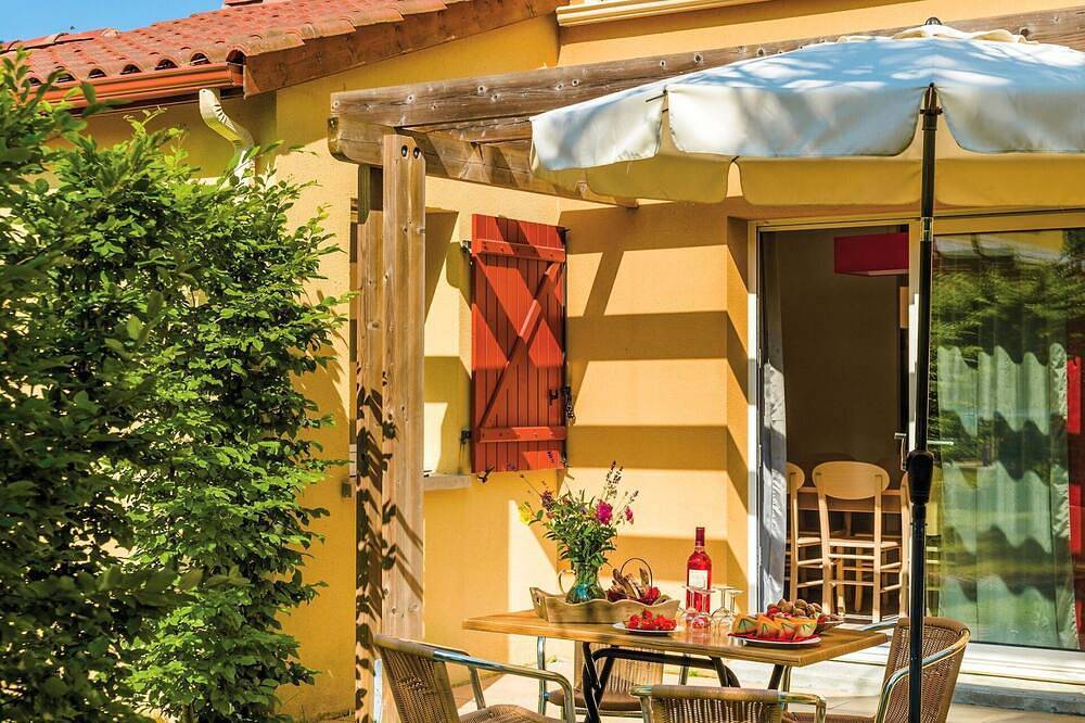 Nice apartment in villa for 4 guests with Wifi, pool, Tv, terrace, pets allowed and parking in Montignac, Périgord Noir