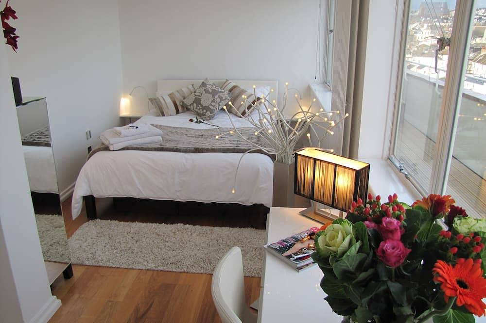 Entire apartment, Central Beachfront Penthouse with private sun / roof terrace in Hove, Brighton