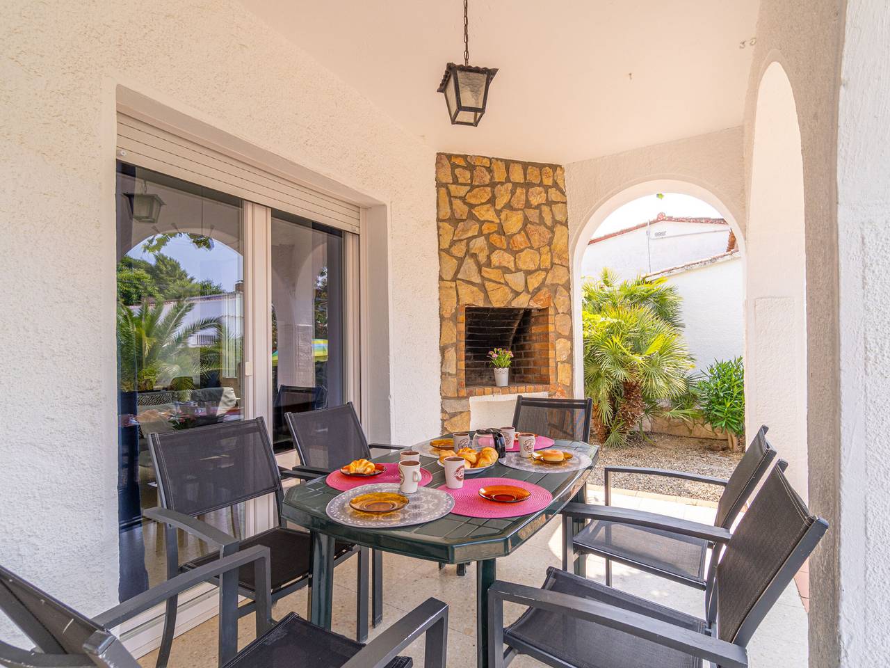 Villa à Empuriabrava pour 6 avec studio séparé, proche plages et centre, lave-linge inclus in Empuriabrava, Haut-Ampurdan